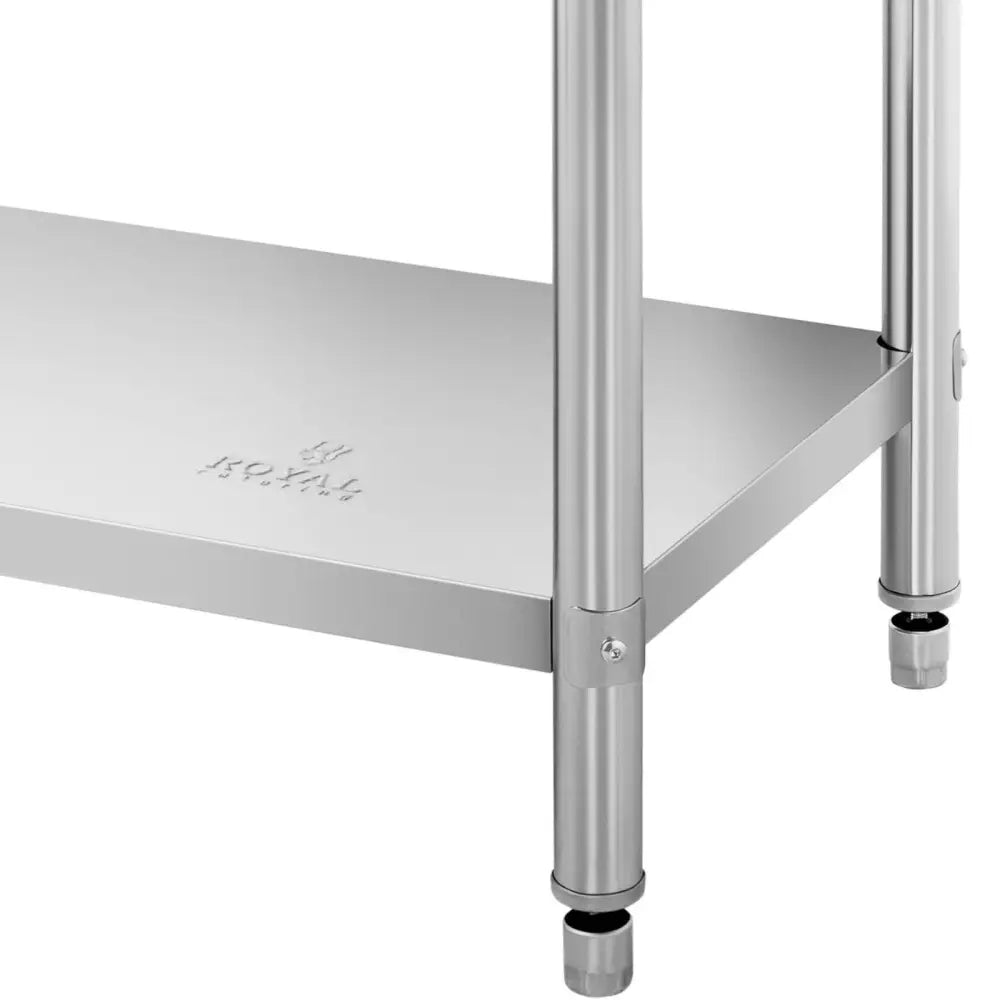 Arbeidsbenk i rustfritt stål, detalj av nedre hylle med runde ben, justerbare føtter og inngravert logo.