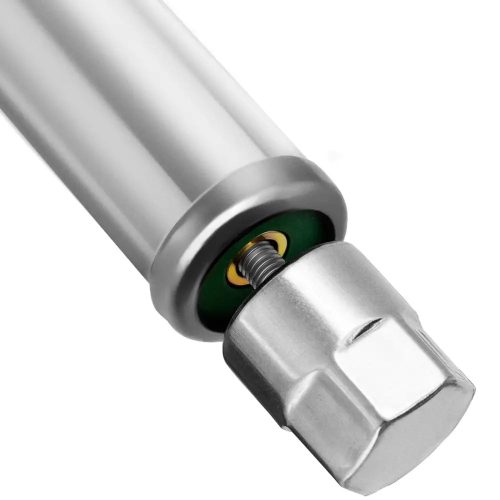 Sølvfarget metallbolt med gjenge og sekskantet hode, nærbilde som fremhever festemekanismen.