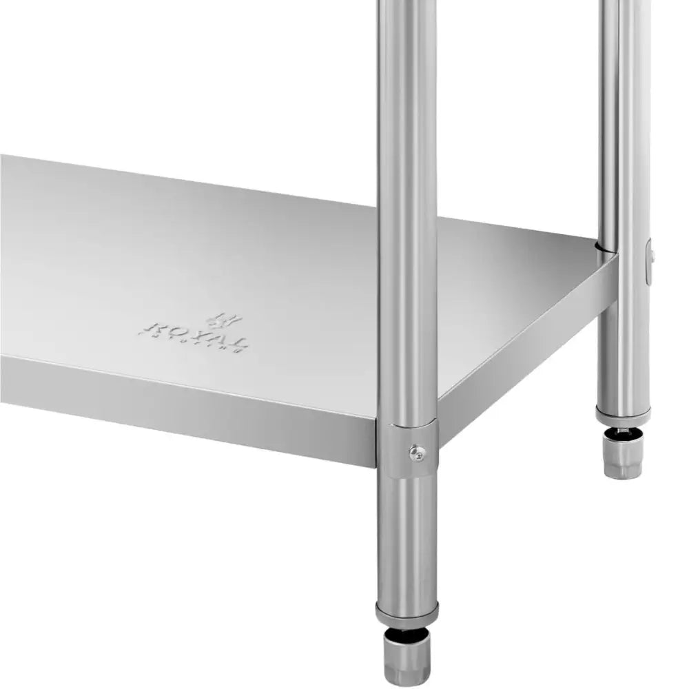 Arbeidsbenk i rustfritt stål, nærbilde av hjørne med runde ben, justerbare føtter og preget logo på nederste hylle.