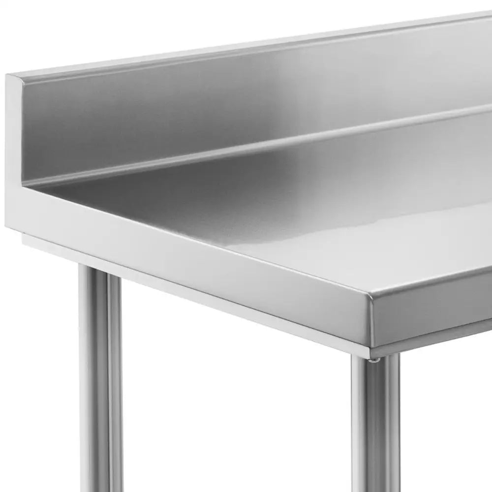 Arbeidsbenk i rustfritt stål, nærbilde av hjørnet med opphøyd bak- og sidekant sett fra skrå vinkel.