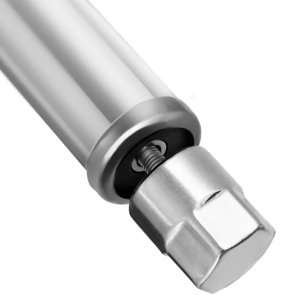 Arbeidsbenk med rustfri stålplate, nærbilde av fjærmekanisme og sekskantet metallende mot hvit bakgrunn.