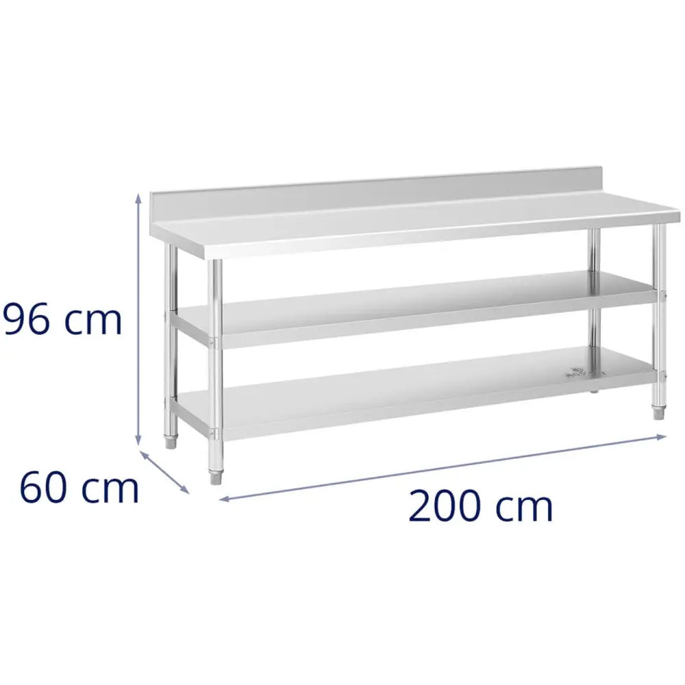 Arbeidsbenk med rustfritt stålplate, skråvisning som fremhever hyller, oppkant og mål på 96x200x60 cm.