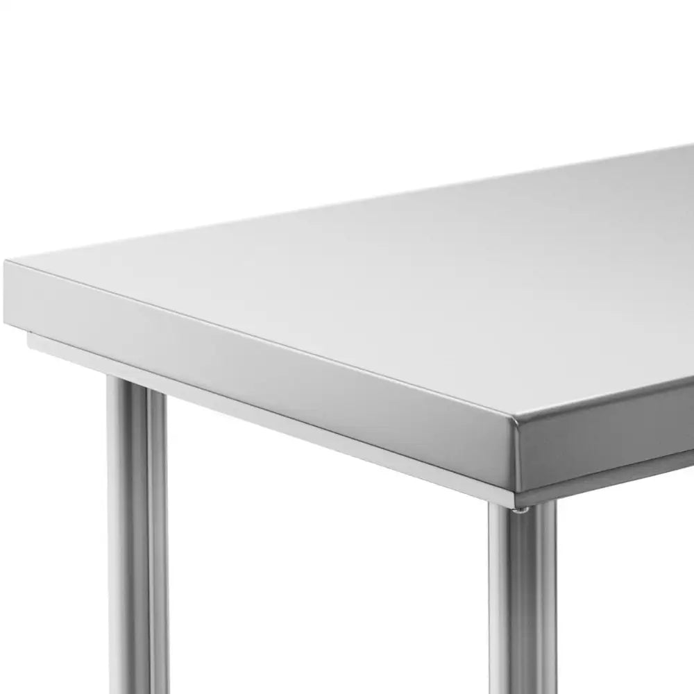 Arbeidsbenk i rustfritt stål, hjørnedetalj med glatt overflate og rette linjer sett fra skrå vinkel.