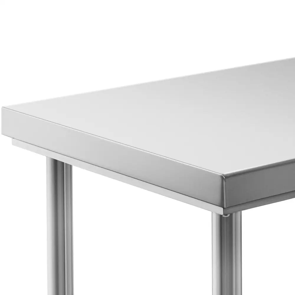 Arbeidsbenk med sentralstålplate, nærbilde av hjørnet som viser børstet stål og runde ben i moderne design.