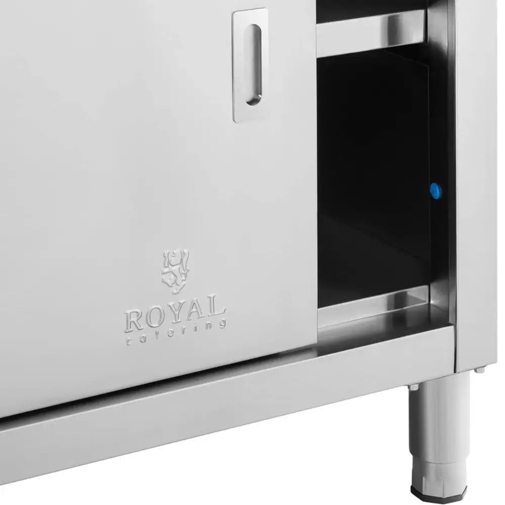 Arbeidsbenk skap i rustfritt stål, nærbilde av skyvedør med utskjært håndtak og Royal Catering-logo.