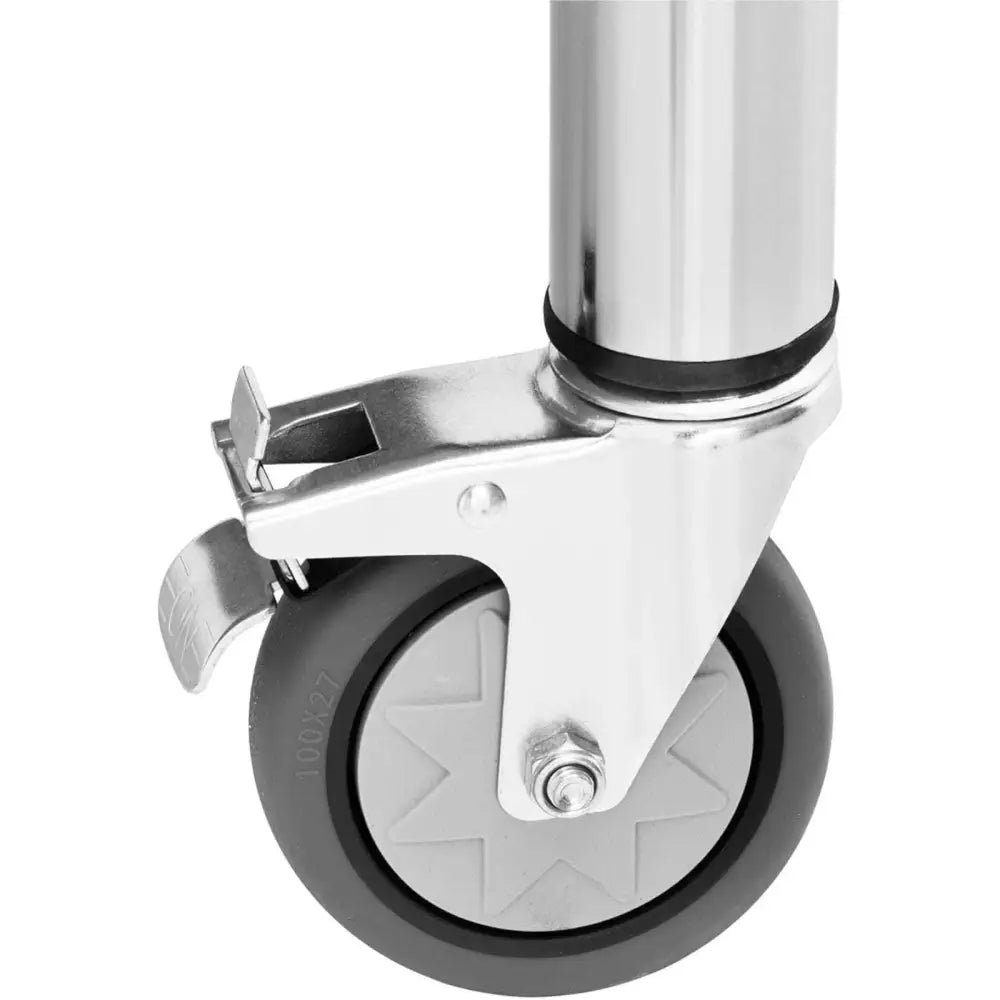 Hjul med brems til arbeidsbenk, nærbilde fra siden viser detaljert låsemekanisme og blank metallstang.