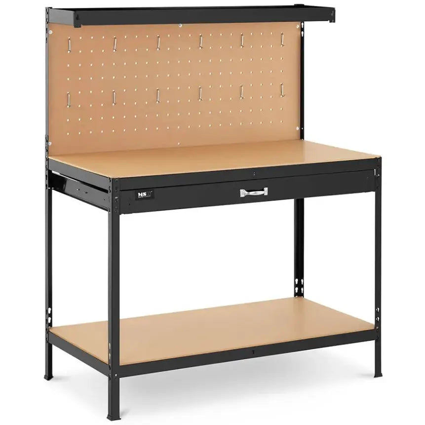 Arbeidsbenk med skuff, lyst treverk og sort metall, perforert bakplate med kroker og ekstra hylle nederst.