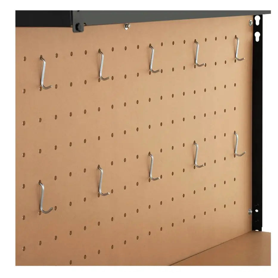 Arbeidsbenk med skuff, skråvisning av brun opphengstavle med ti metallkroker og tydelige perforeringer.