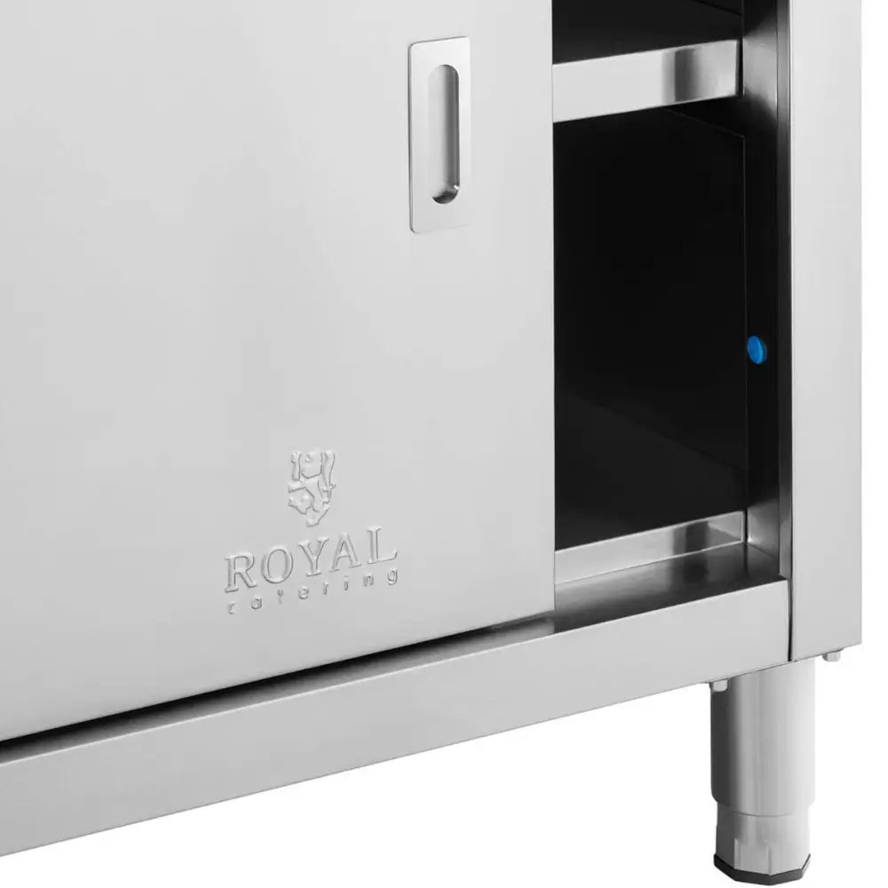Sølvfarget stålskap med skyvedør, utskjært håndtak, åpen hylle og justerbart bein, ROYAL catering-logo.