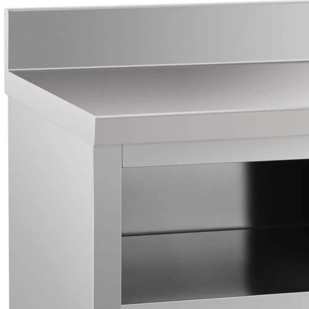 Arbeidsbenk med veggmontert skap, nærbilde av åpen grå metallhylle med glatt overflate og rette linjer.