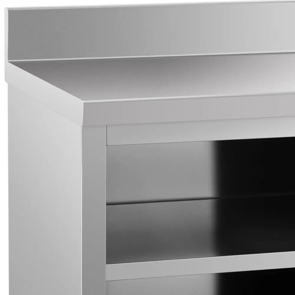 Arbeidsbenk med veggrad, nærbilde av sølvfarget hjørne med åpne hyller og glatt, reflekterende overflate.