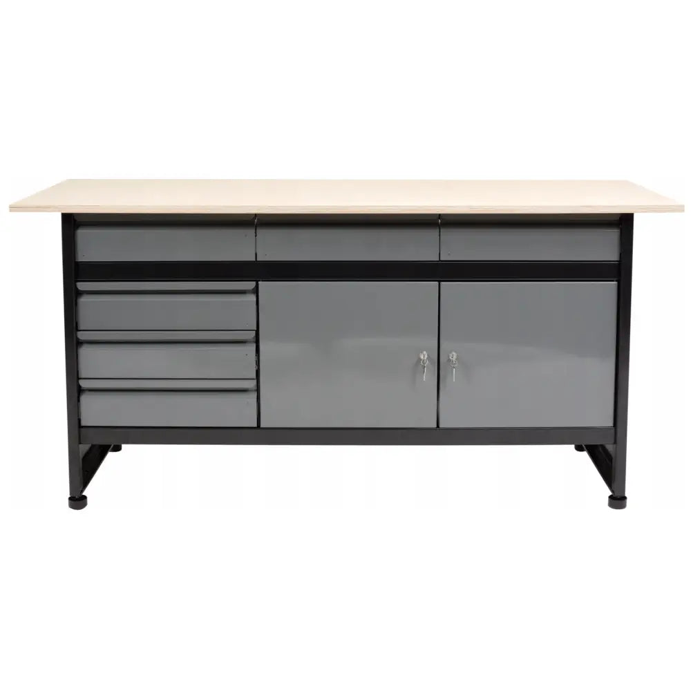 Arbeidsbenk med verktøyskap, grå skrog og lys treplate, skuffer til venstre og to låsbare skapdører til høyre.