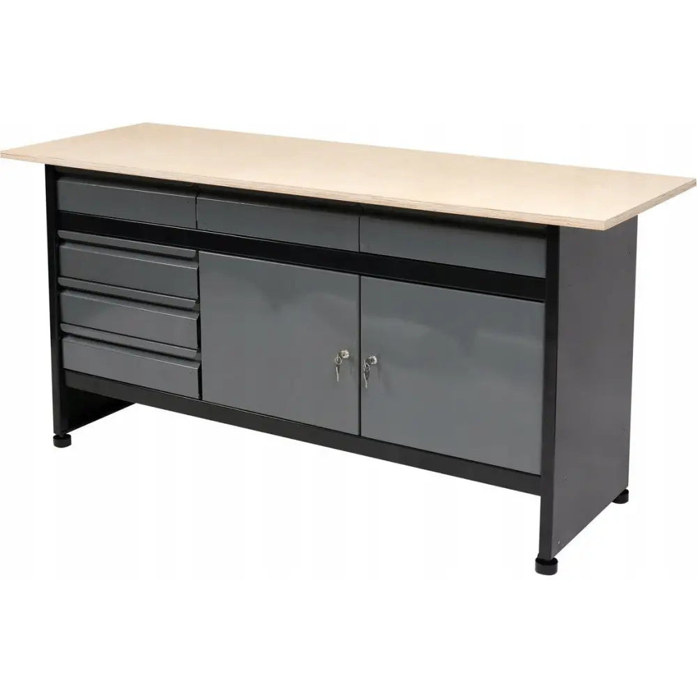 Arbeidsbenk med verktøyskap, skråvisning som fremhever treplate, fire skuffer og to låsbare dører i front.