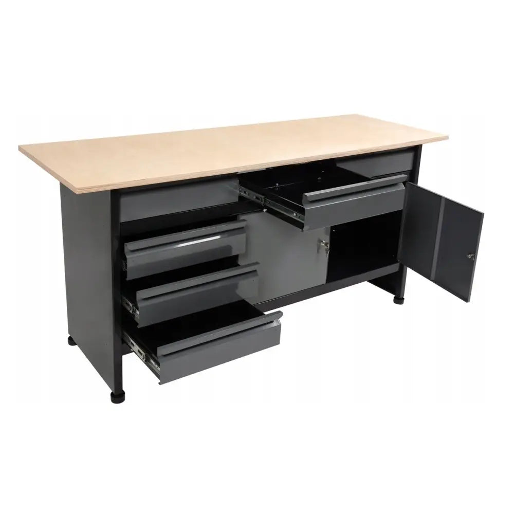 Arbeidsbenk med verktøyskap, skråvisning med åpne grå skuffer og skapdør som fremhever oppbevaringsplassen.