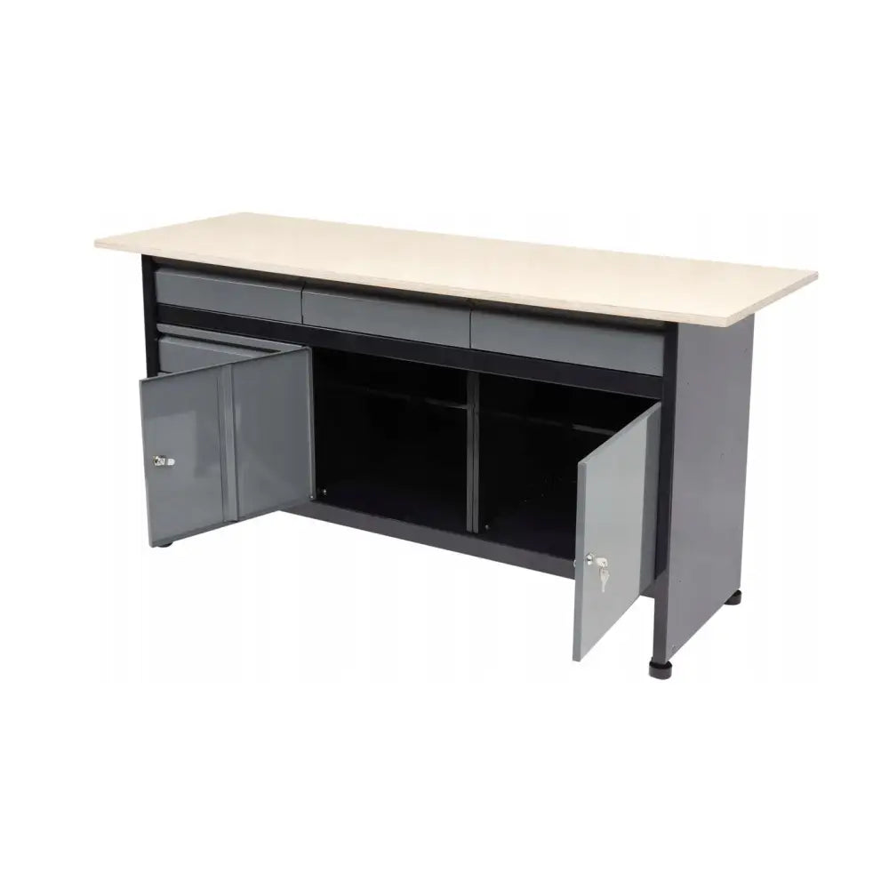 Arbeidsbenk med verktøyskap, skrå forfra, viser lys treplate og åpne grå dører med romslig lagringsplass.