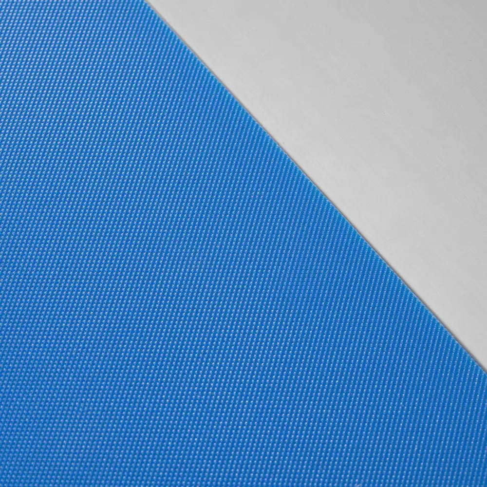 Blått tekstilmateriale med markert struktur, detaljvisning fra skrå vinkel mot lys, jevn bakgrunn.