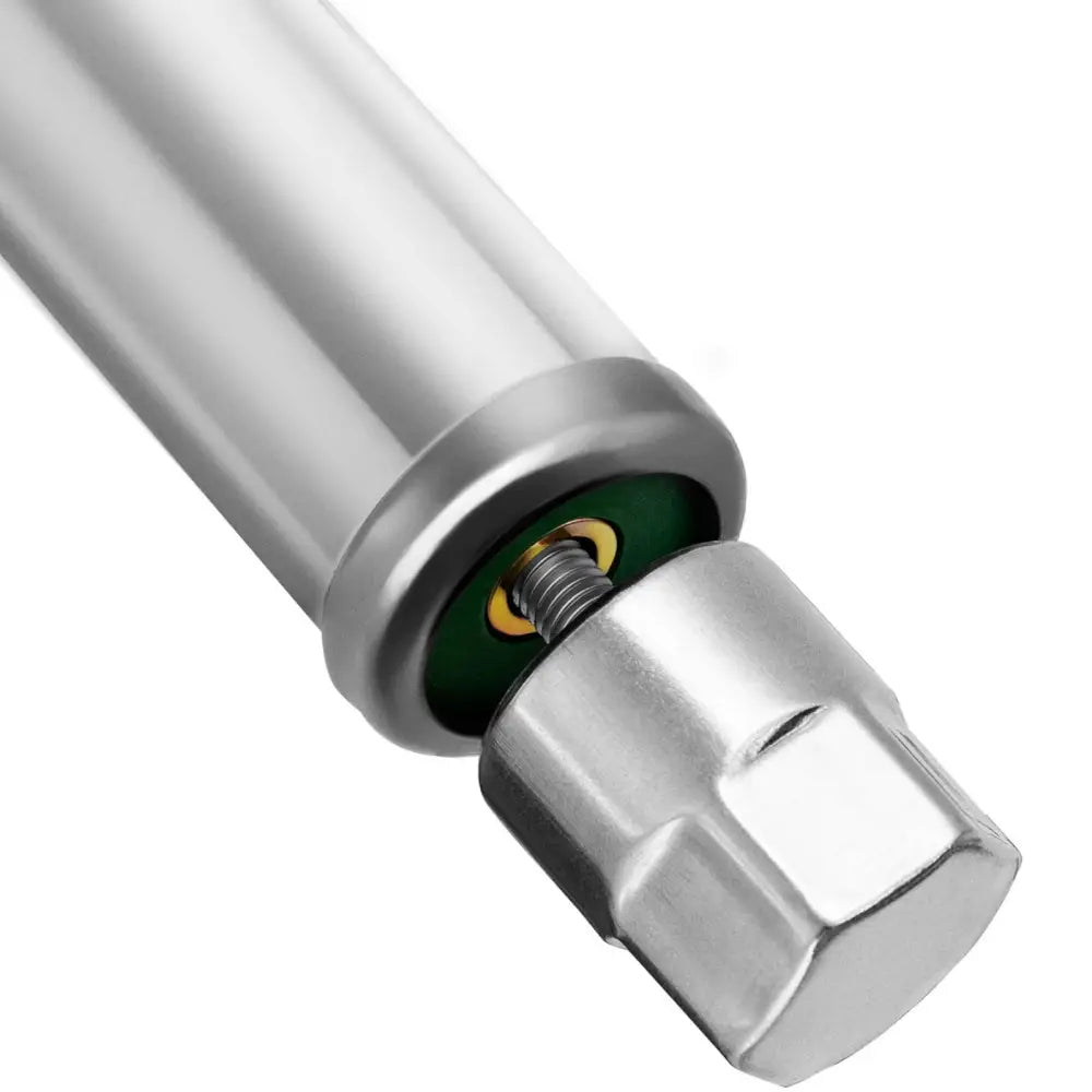 Arbeidsbenk rustfritt stål, nærbilde av metallisk gjengebolt med sekskantet hode mot hvit bakgrunn.