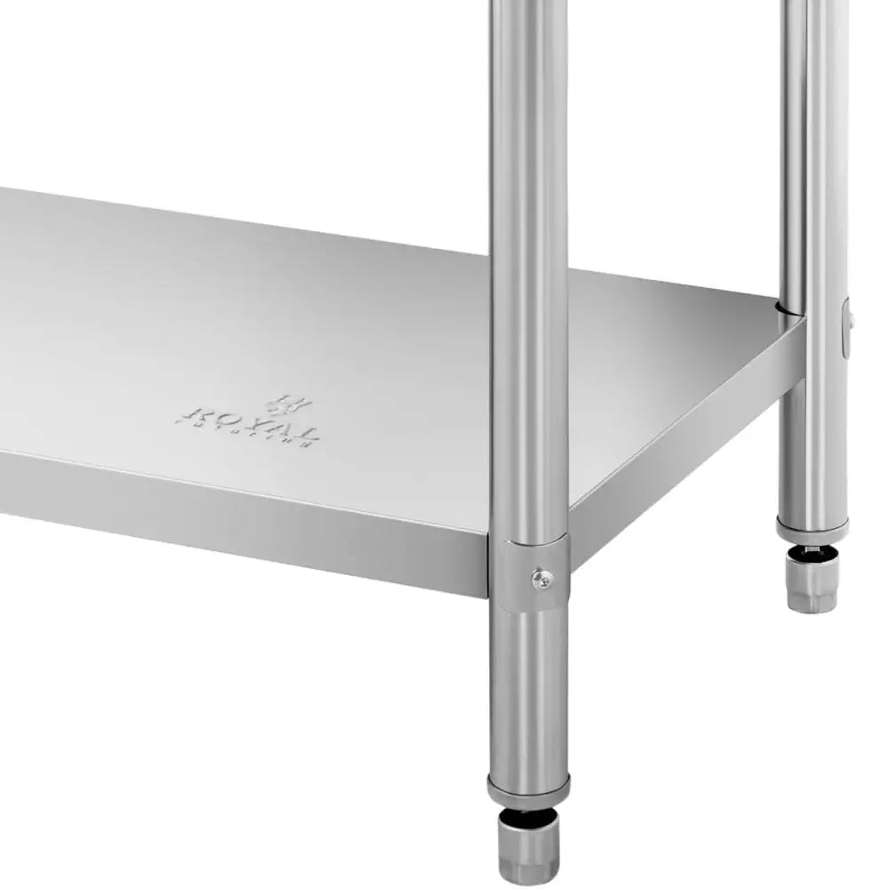 Arbeidsbenk i rustfritt stål, nærbilde av nederste hylle med preget logo og justerbare føtter.