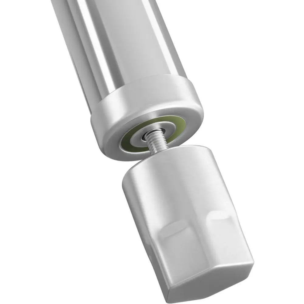 Arbeidsbenk Rustfritt Stål, nærbilde av metallrør med tydelige gjenger, mutter og blank overflate.