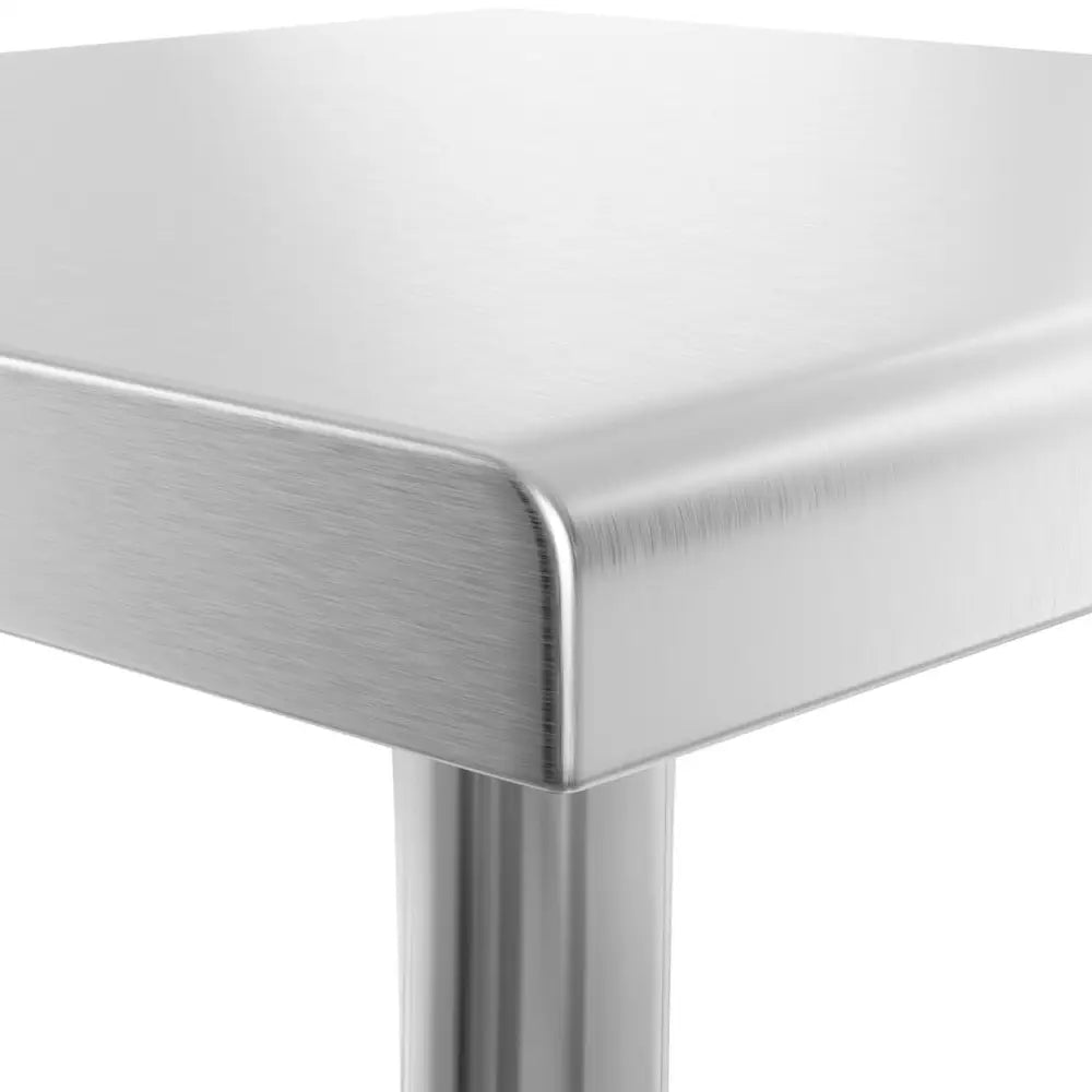 Arbeidsbenk i rustfritt stål, nærbilde av hjørne med avrundede kanter og glatt, børstet overflate.