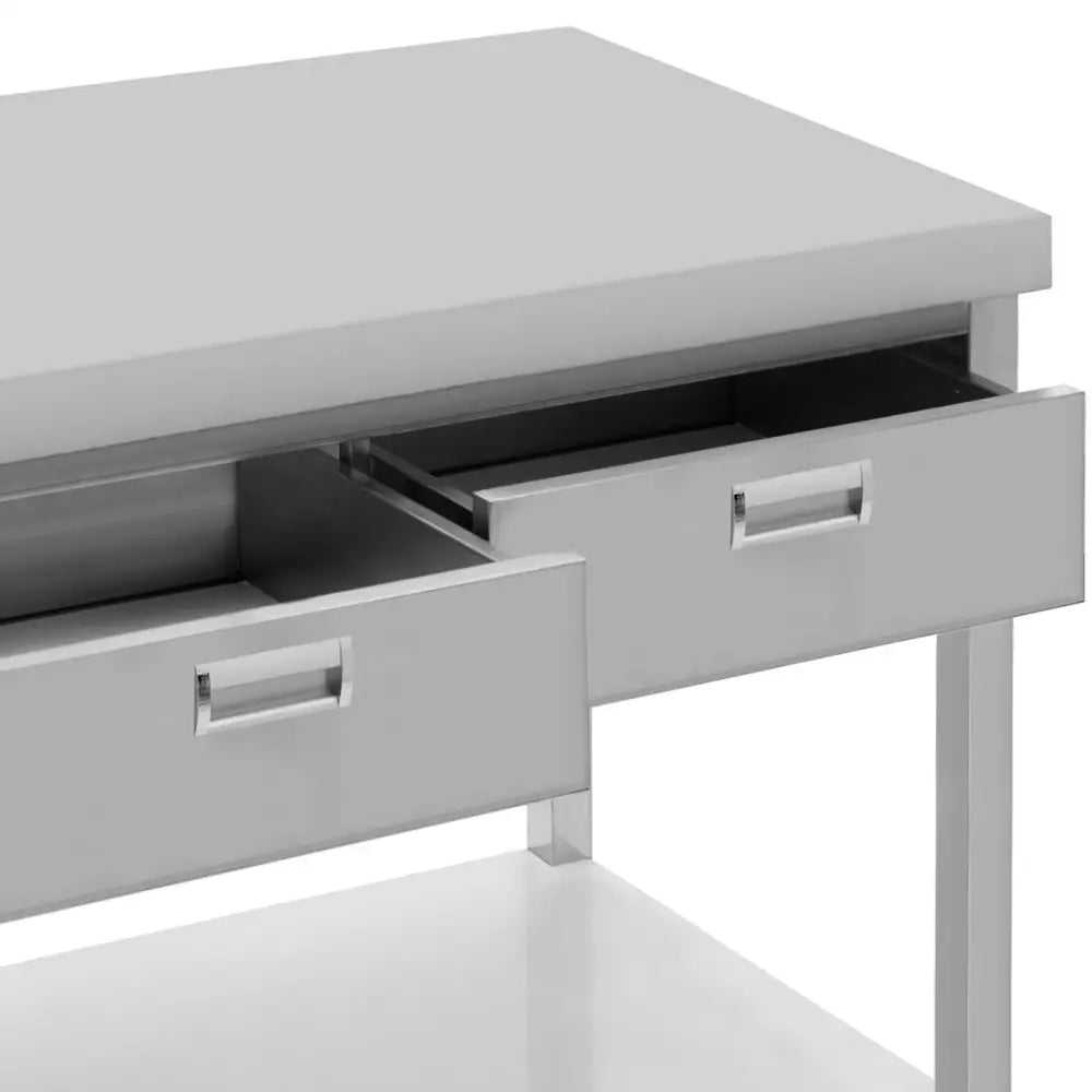 Arbeidsbenk i rustfritt stål, nærbilde av to åpne skuffer med stålhåndtak mot lys bakgrunn.