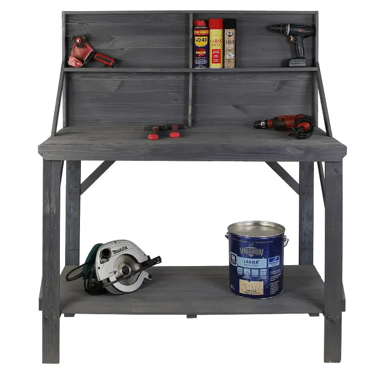 Arbeidsbenk i grått tre, frontvisning med verktøy, spraybokser og malingsspann på hyllene og benkeplaten.