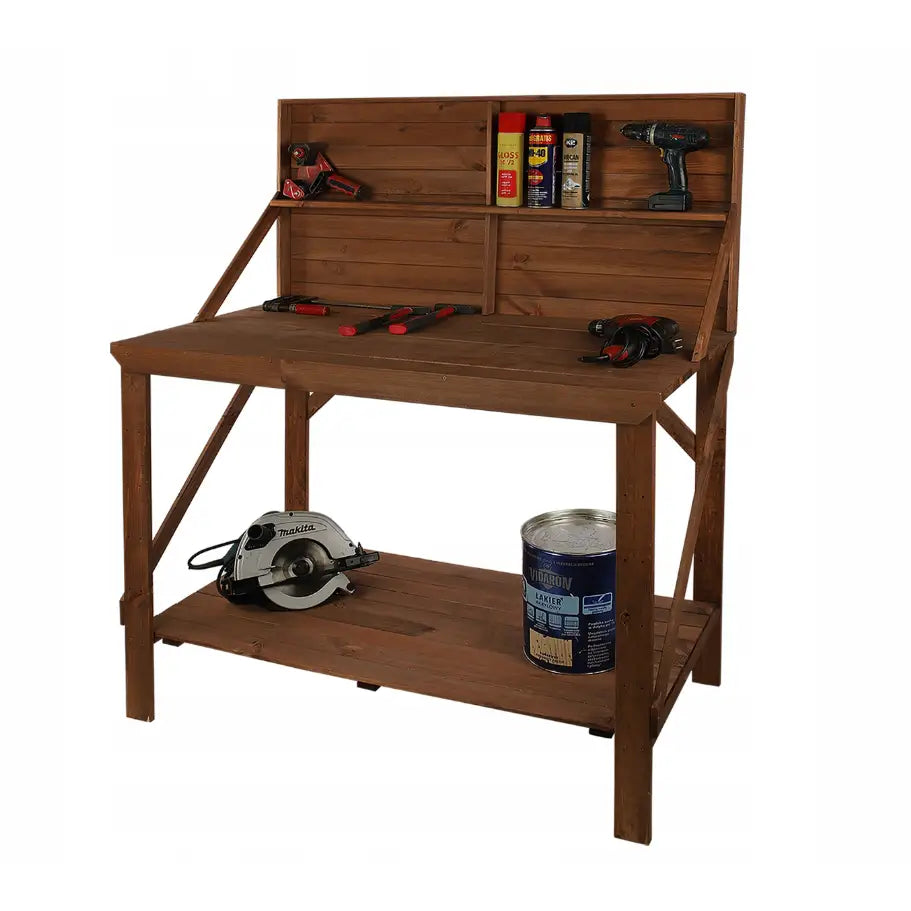 Arbeidsbenk i brunt treverk med verktøy og bokser plassert på hyller og arbeidsflate, frontvisning.