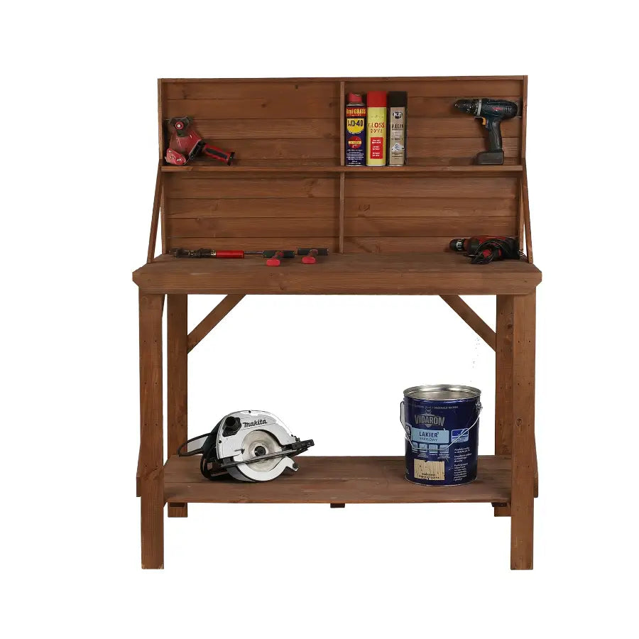 Arbeidsbenk i brunt tre med verktøy som drill og sirkelsag, samt spraybokser plassert på hyller.