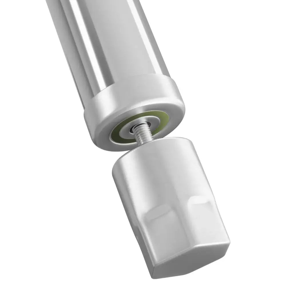 Arbeidsbenkeplate med sentral stålhyller, nærbilde av sylindrisk stålende med synlige gjenger og skruefeste.