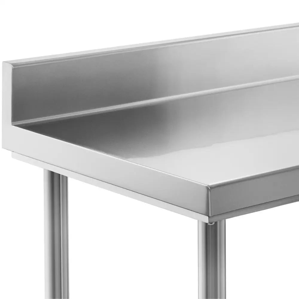 Arbeidsbord i rustfritt stål, sidevisning av hjørne med opphøyd bakkant og glatt, sølvfarget overflate.