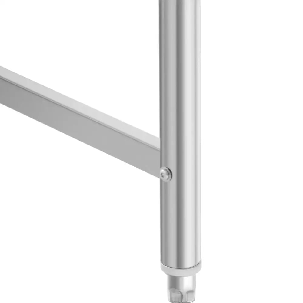 Arbeidsbord i stål, detalj av sølvfarget ben med justerbar fot og synlig festeskrue, sett fra siden.