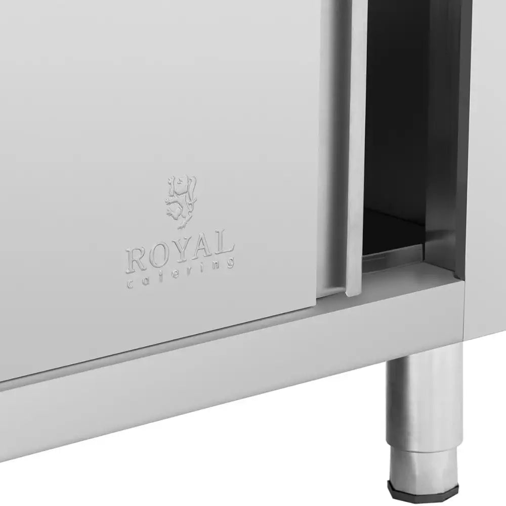 Arbeidsbord i børstet rustfritt stål, nærbilde av skapdel med gravert logo og solide ben, sett fra siden.