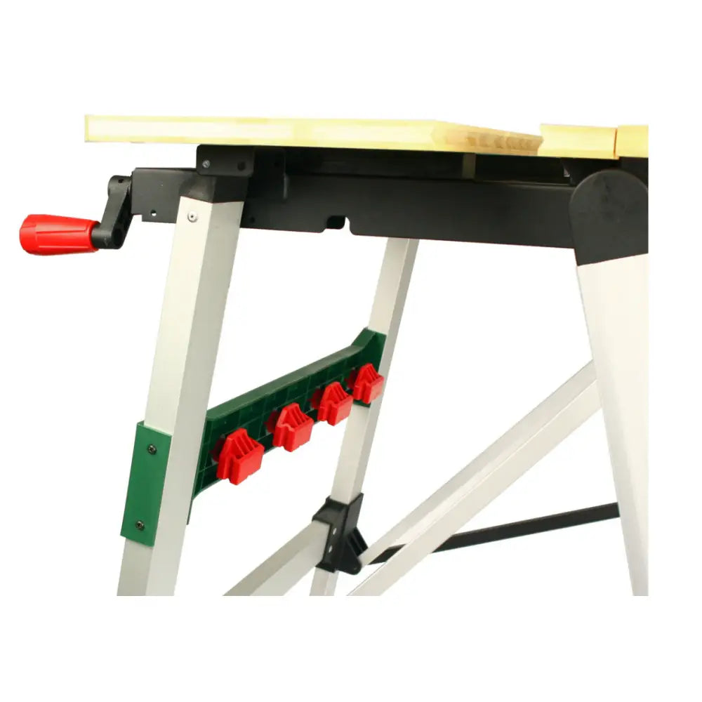 Arbeidsbord Pwb 600 Bosch fra siden, viser lys treplate, hvite bein, røde knapper og sort håndtak.