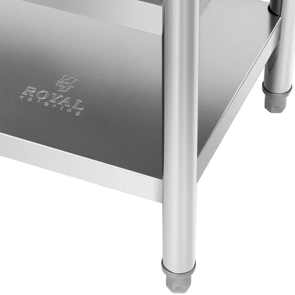 Arbeidsbord i rustfritt stål, nærbilde av nedre hylle med logo, runde ben og justerbare føtter.