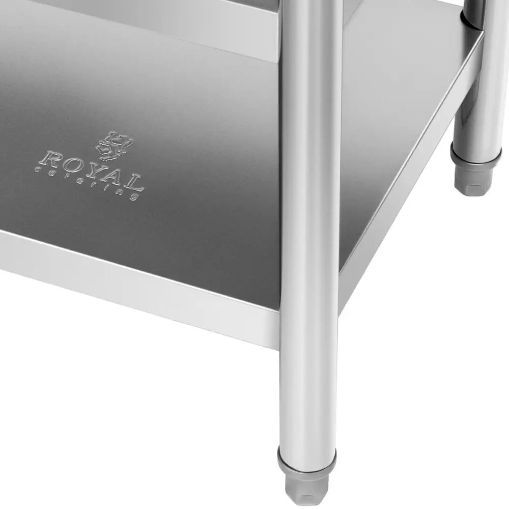 Arbeidsbord i rustfritt stål, nærbilde av hjørne med runde ben, plastføtter og inngravert logo på hylleplaten.