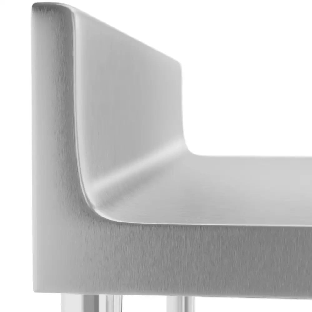 Arbeidsbord i rustfritt stål, nærbilde av børstet sete med avrundede kanter og markert ryggstøtteovergang.