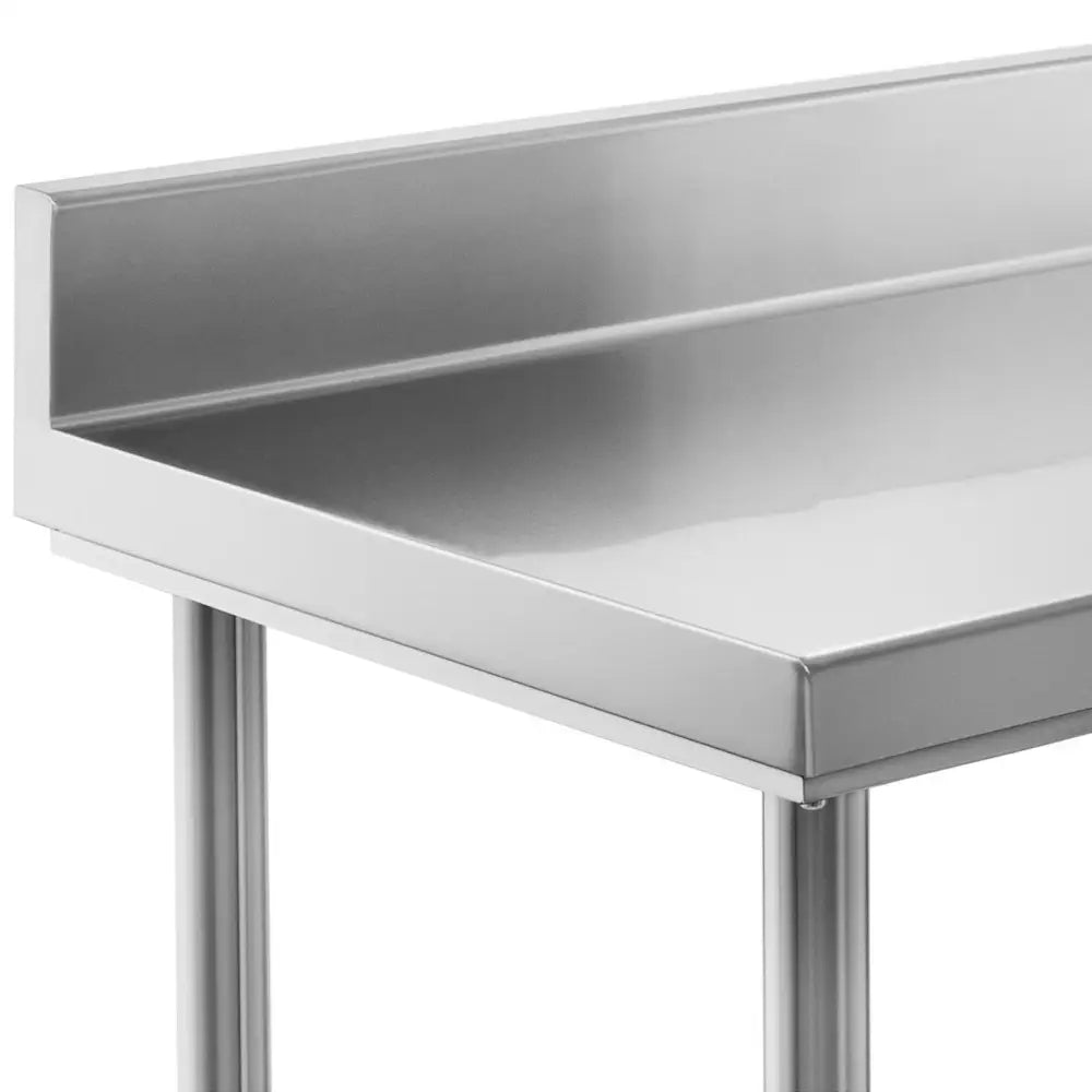 Arbeidsbord i rustfritt stål, nærbilde av hjørnet med glatt overflate og tydelig forhøyet bakkant.