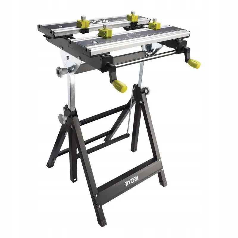 Arbeidsbord fra Ryobi, sammenleggbart design i svart og sølv metall med gule håndtak og stabile støttebein.