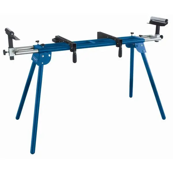 Arbeidsbord Scheppach, blått metallstativ med justerbare holdere, sett skrått fra venstre side.