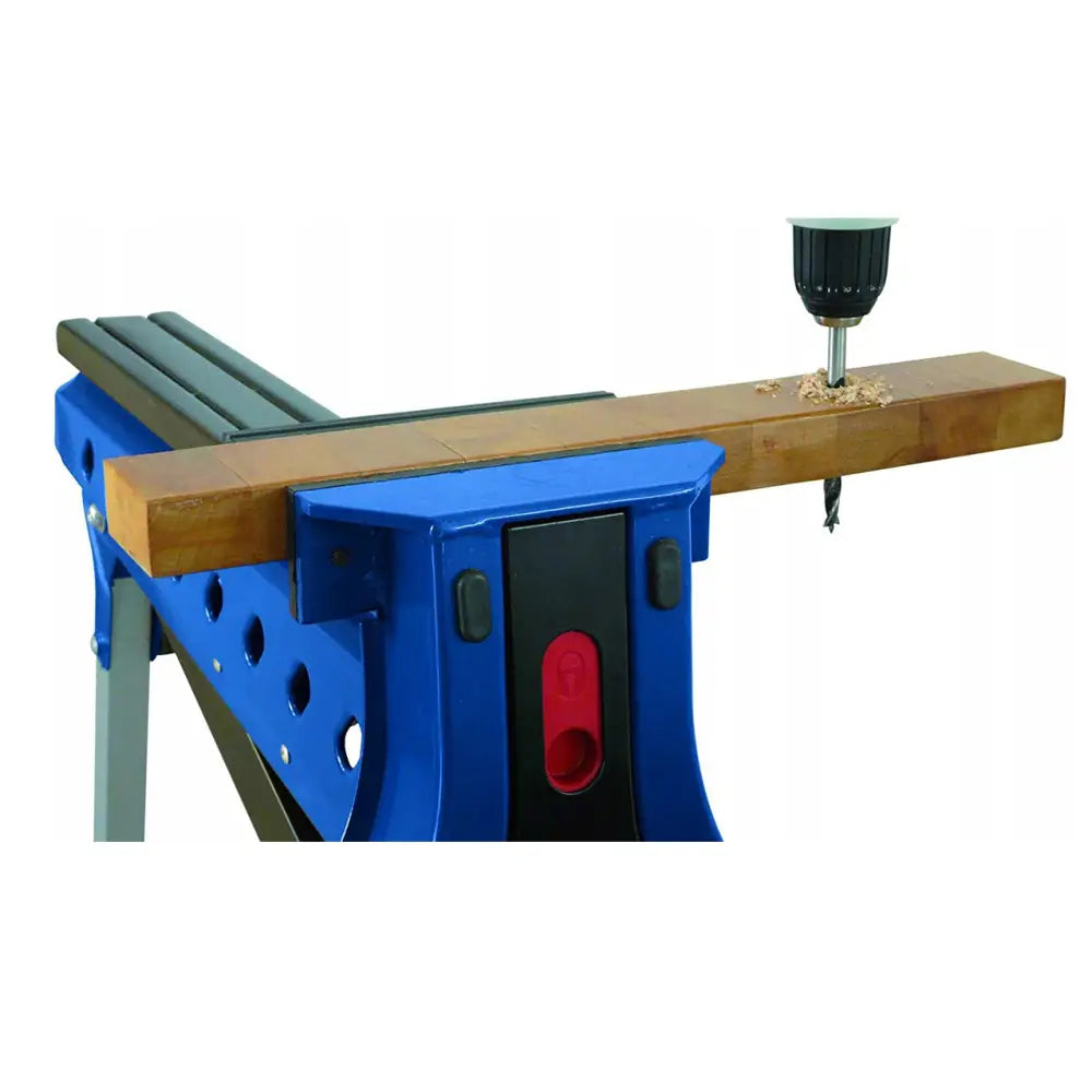 Arbeidsbord Scheppach Umf2000, sidevisning med metallstativ som støtter treplanke under boring med drill.