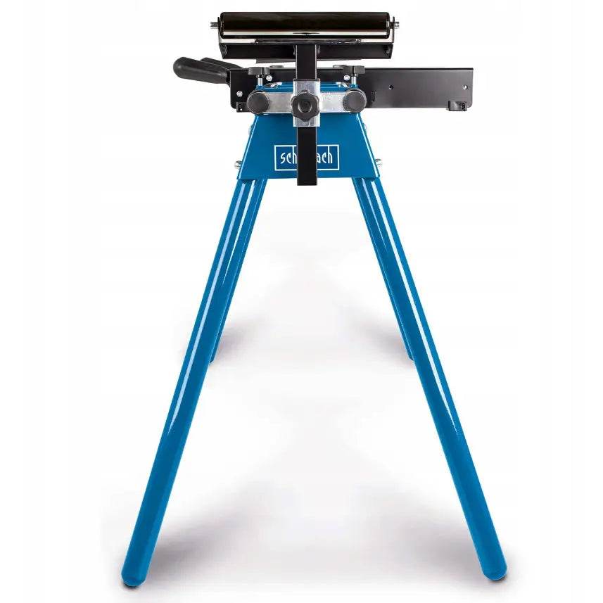 Arbeidsbord med blå metallben, sett forfra, svart og sølv topp med justeringshåndtak og sentrert merke.