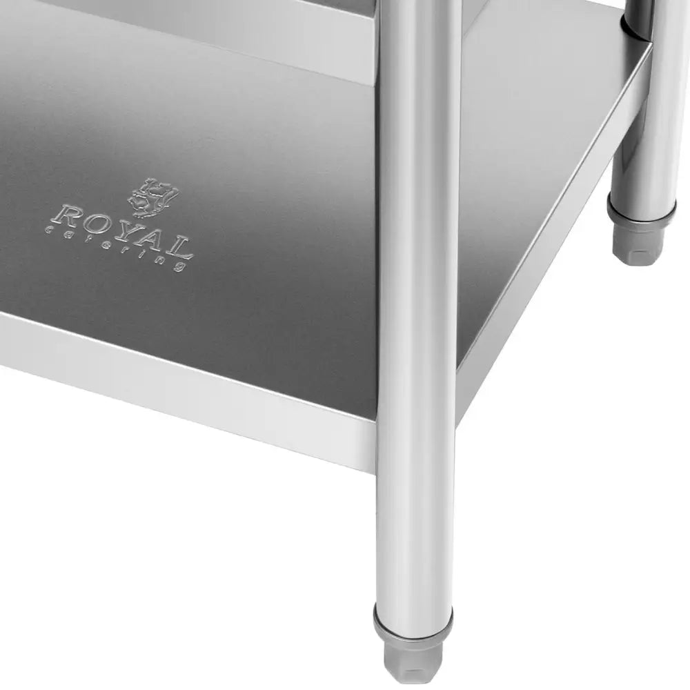 Arbeidsbord sentral, nærbilde av rustfri nedre hylle med gravert logo og solide ben med plastføtter.