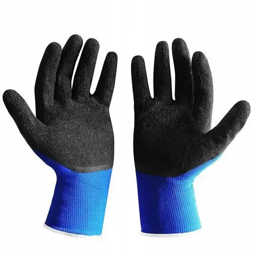 Arbeidshansker med ru, svart gripeflate og blå elastiske mansjetter, sett rett forfra mot hvit bakgrunn.