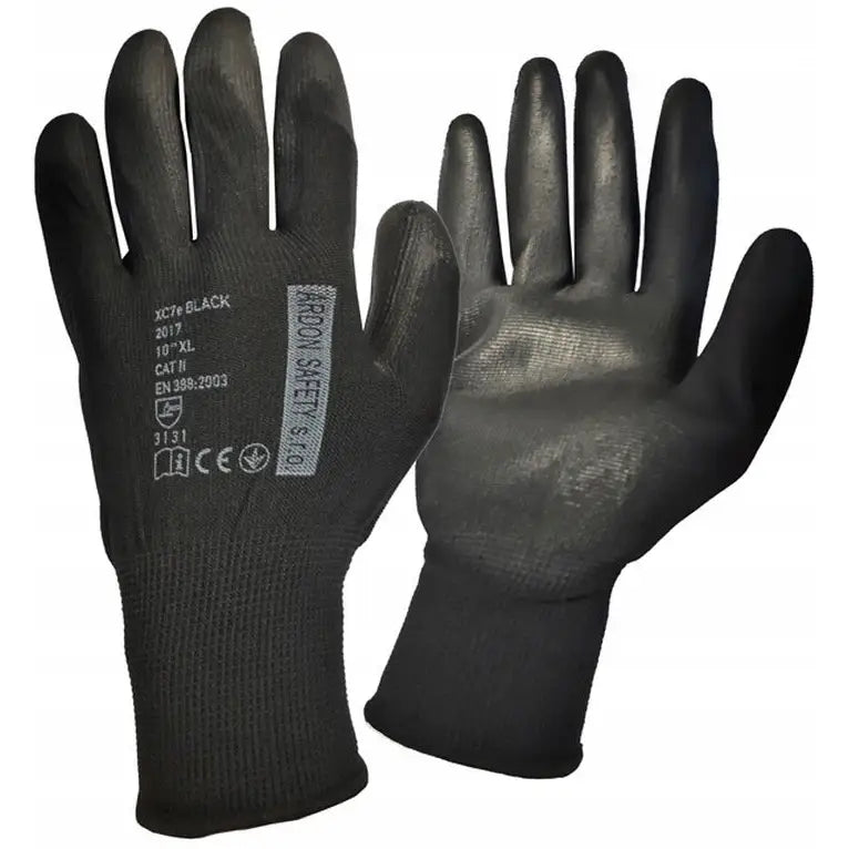 Arbeidshansker i svart tekstil med polyuretanbelegg, sett fra begge sider med synlig trykk på håndflaten.