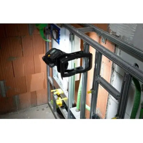 Arbeidslys CL 4050 MA, LED-lampe på metallstativ i uferdig rom med murvegger og synlige rør.