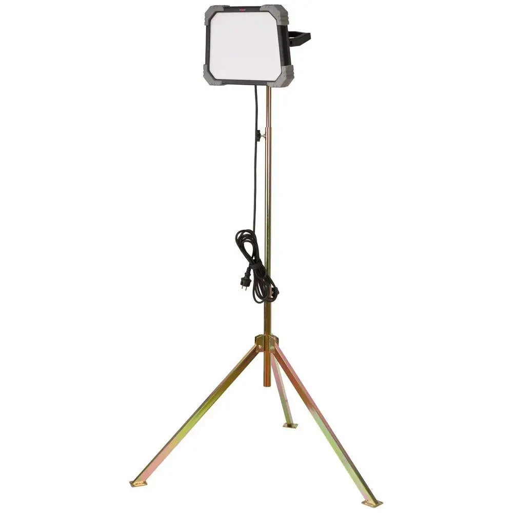 Arbeidslys LED DINORA med hvit lysflate og grå ramme på metallstativ med synlig strømkabel.