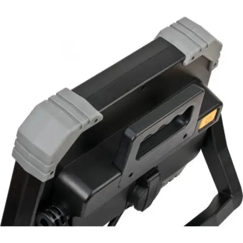 Arbeidslys LED DINORA med sort og grått bærehåndtak, synlige hjørnebeskyttere, sett skrått ovenfra.