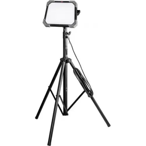 LED arbeidslys DINORA, frontbilde som viser stor rektangulær lysflate på justerbart stativ med synlig strømkabel.