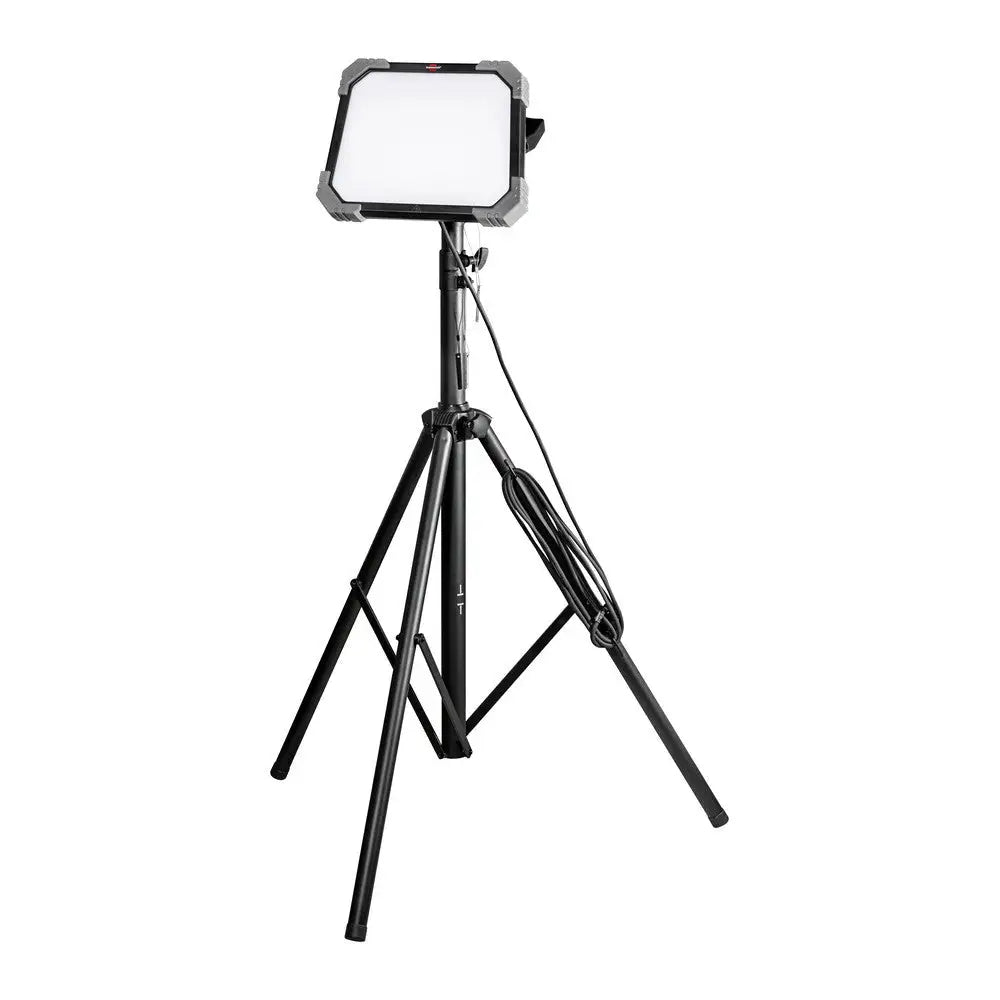 Arbeidslys LED DINORA, frontbilde som viser LED-panel på justerbart stativ og kveilet strømkabel.