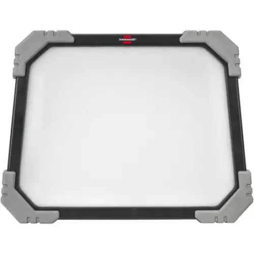 Arbeidslys LED DINORA, sett ovenfra med svart ramme, grå hjørner og rød-hvit logo langs øvre kant.